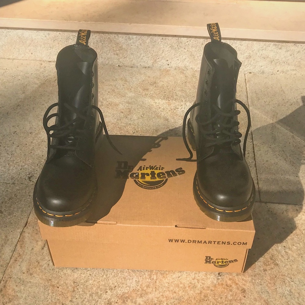 SIZE 8 DR. MARTENS PERFECT IN CONDITION NEVER WORN